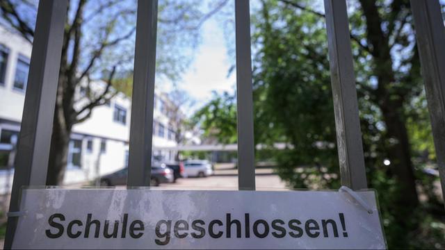 Ein Schild «Schule geschlossen!» hängt am Tor des Gutenberg-Gymnasiums in Mainz.