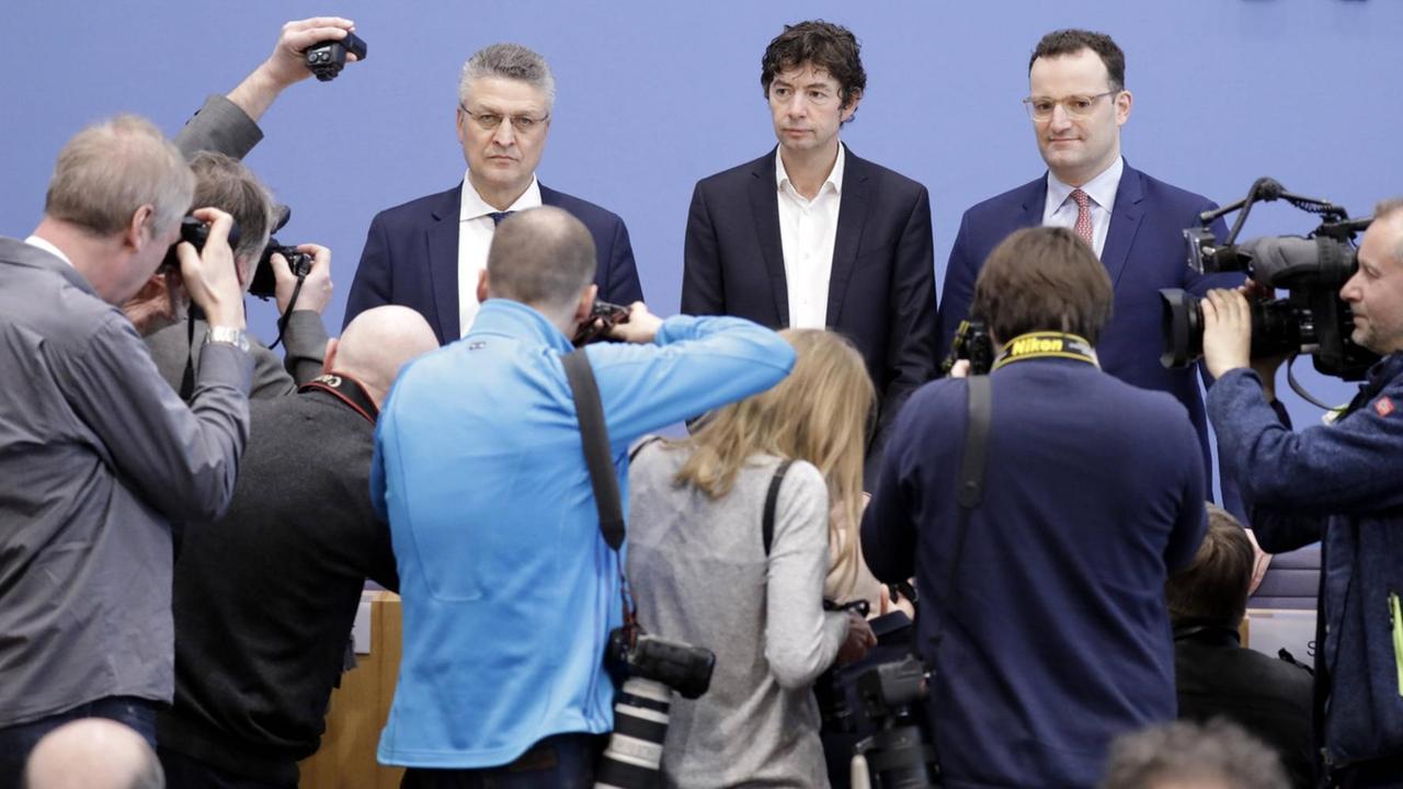 Lothar H. Wieler, Christian Drosten und Jens Spahn bei der Bundespressekonferenz zur Ausbreitung des Coronavirus in Deutschland.