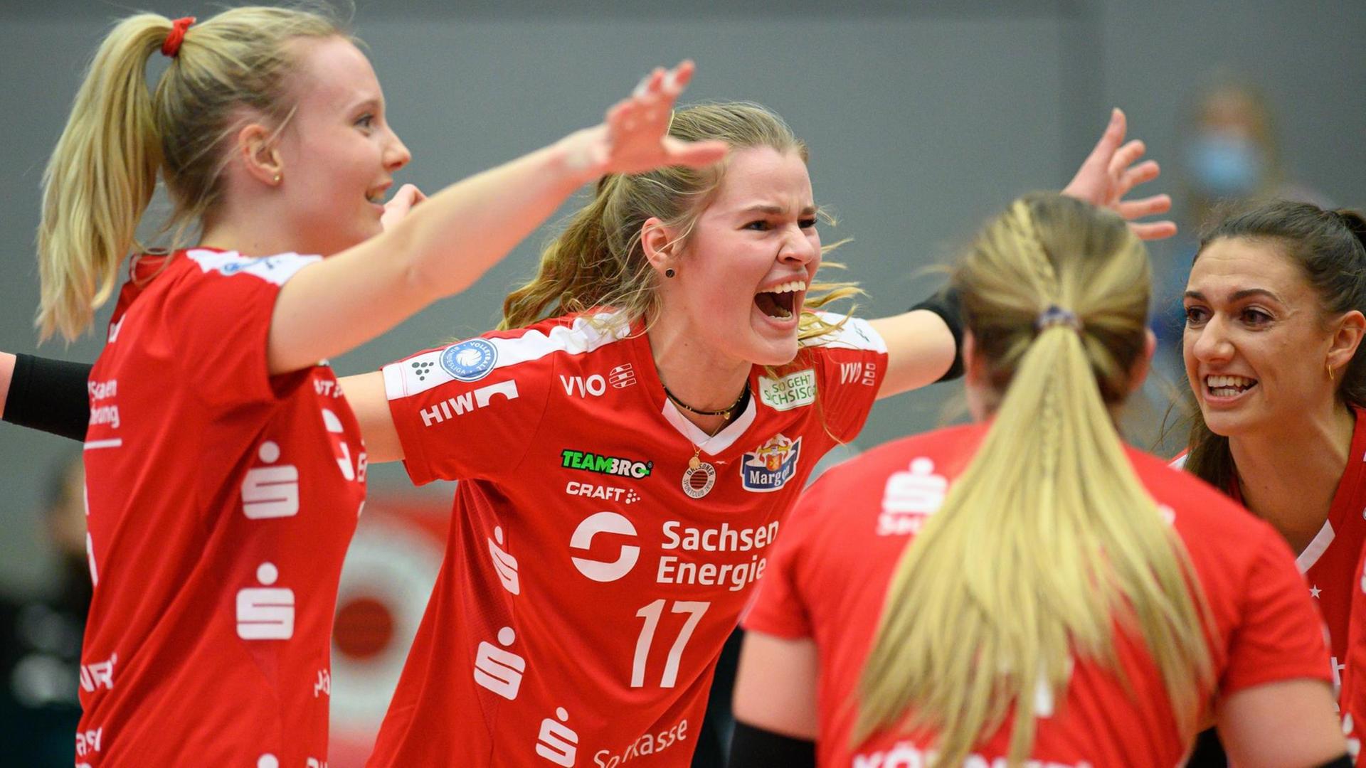 Dresdens Jennifer Janiska, Camilla Weitzel, Jenna Gray und Lena Stigrot jubeln gemeinsam nach einem gewonnenen Punkt. Dresdens Jennifer Janiska, Camilla Weitzel, Jenna Gray und Lena Stigrot jubeln gemeinsam nach einem gewonnenen Punkt.