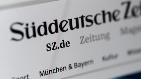Auf dem Monitor eines Laptops ist am 24.03.2015 in München (Bayern) der Online-Auftritt der Süddeutschen Zeitung mit dem Logo der SZ zu sehen.