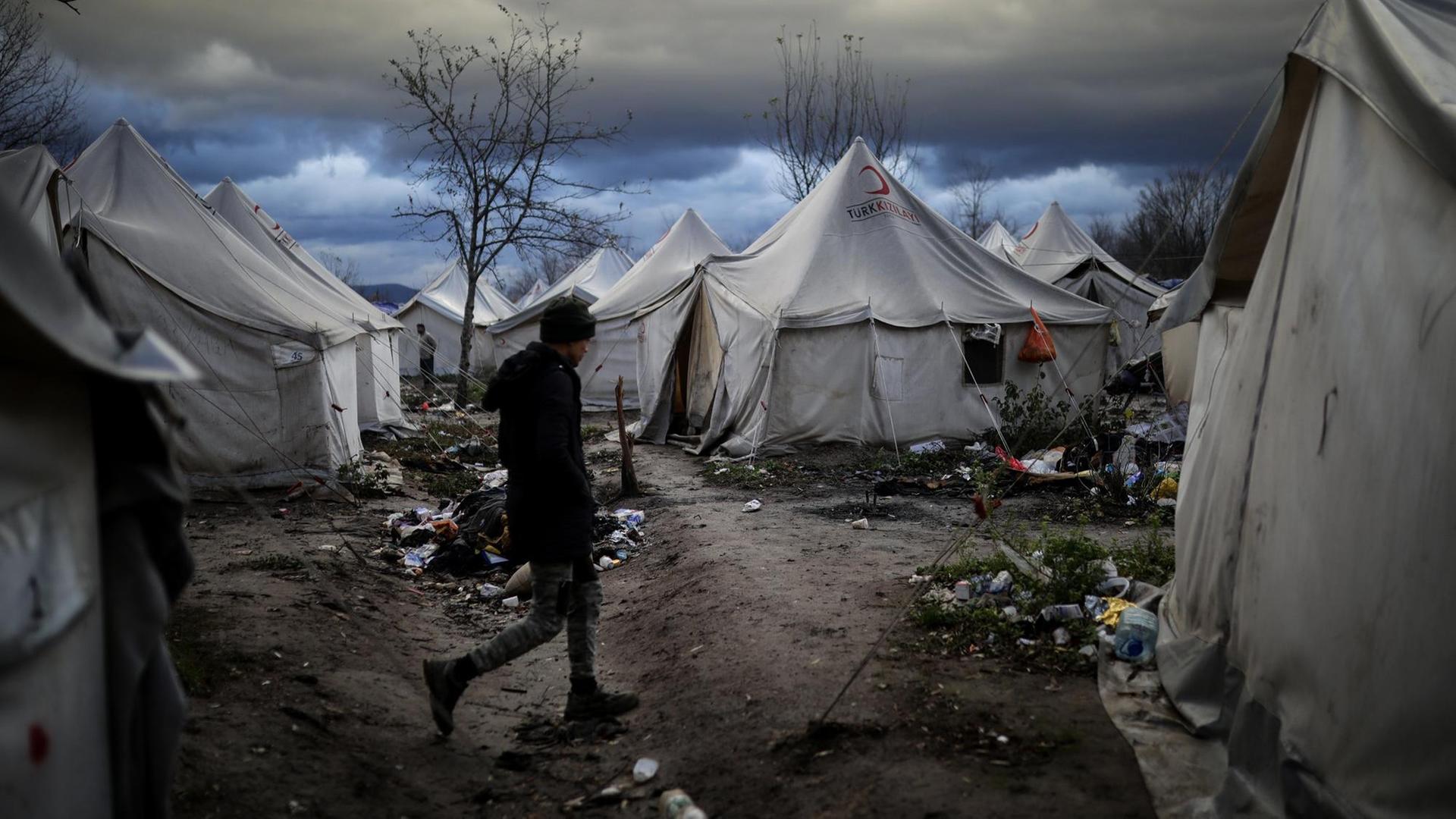 Ein Flüchtling läuft durch die vermüllten Zelte des Vucjak Camps. Ein Flüchtling läuft durch die vermüllten Zelte des Vucjak Camps.