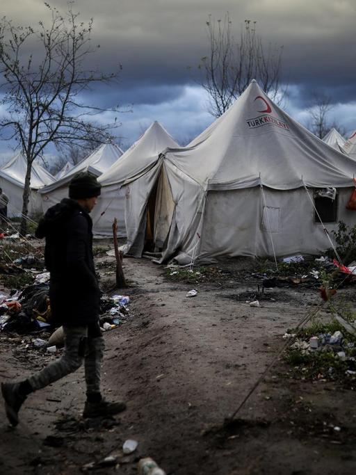 Ein Flüchtling läuft durch die vermüllten Zelte des Vucjak Camps.