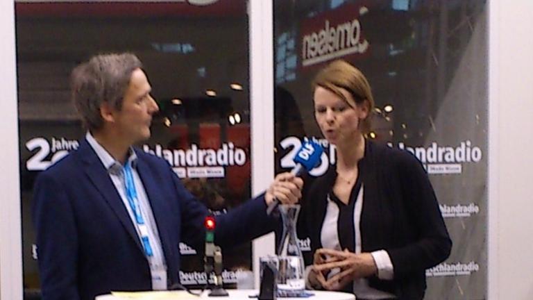 Georg Ehring, links, und Gisela Schmalz am Deutschlandradio-Stand auf der Frankfurter Buchmesse Georg Ehring, links, und Gisela Schmalz am Deutschlandradio-Stand auf der Frankfurter Buchmesse