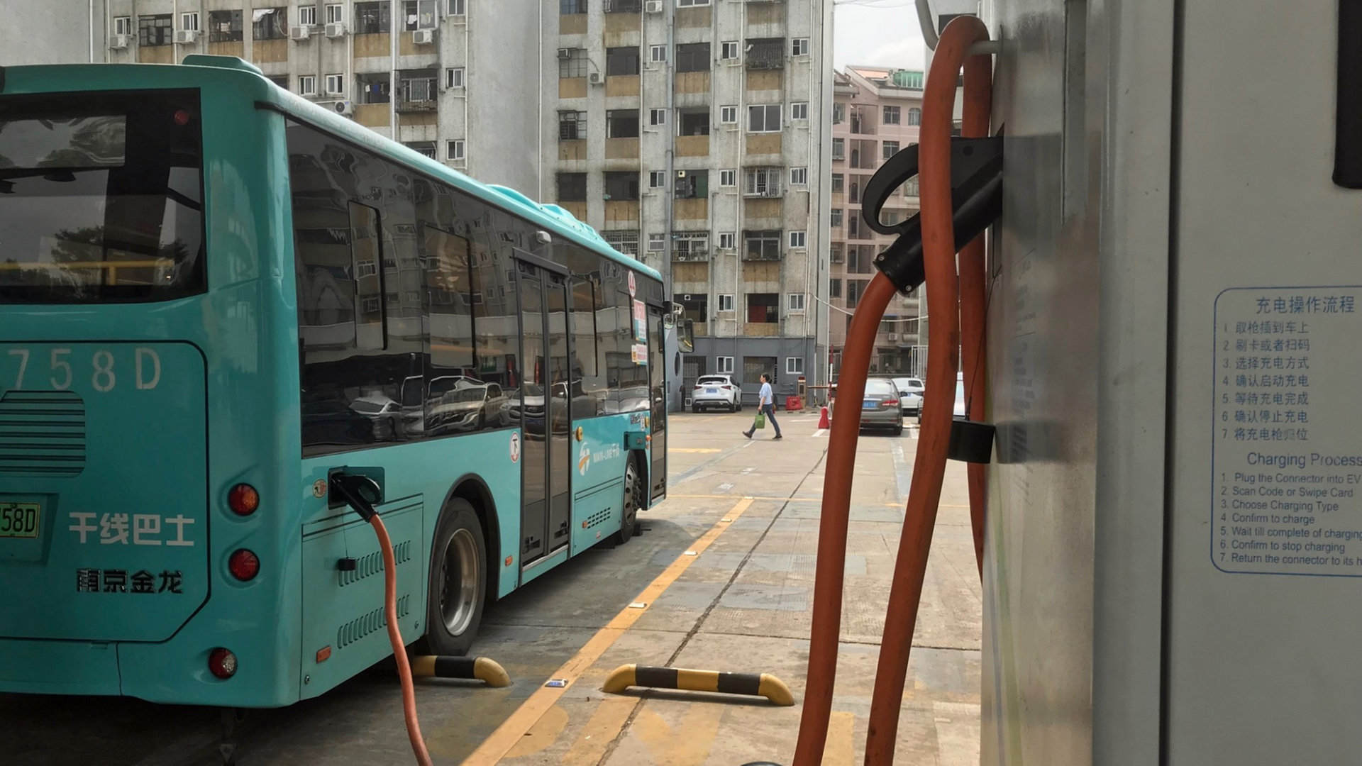 Elektrobus beim Laden im chinesischen Shenzhen