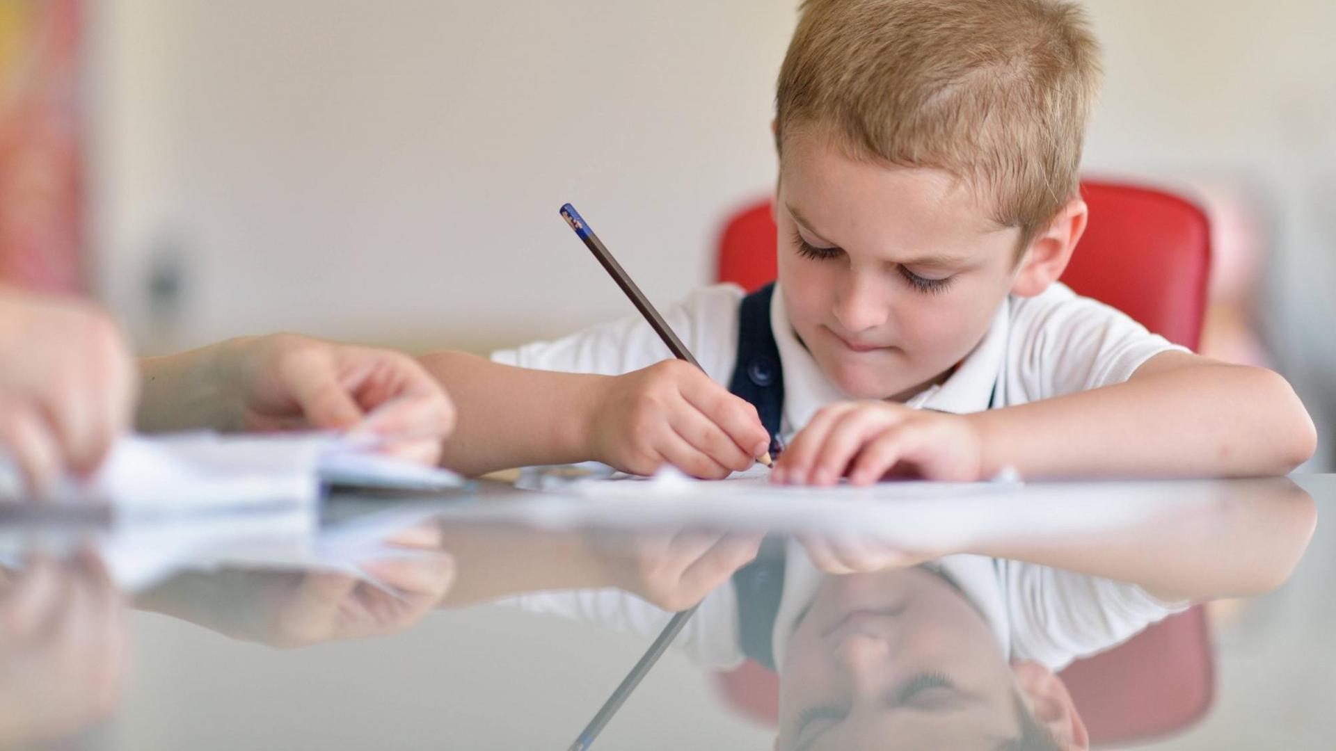 young mom woman doing home work with elementary school grade boy at home in kitchen,model released, Symbolfoto PUBLICATIONxINxGERxSUIxAUTxONLY ING_32193_84050 young mom woman doing home work with elementary school grade boy at home in kitchen,model released, Symbolfoto PUBLICATIONxINxGERxSUIxAUTxONLY ING_32193_84050