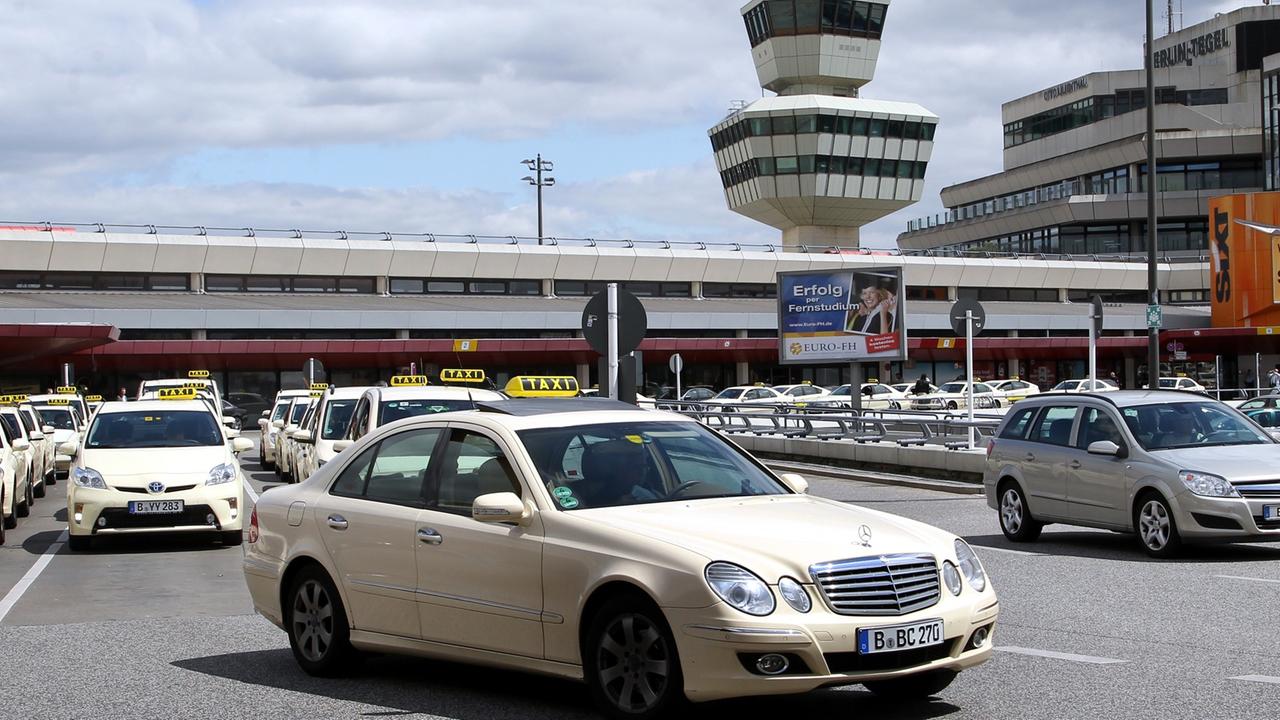 Vor dem Flughafen Berlin-Tegel stehen zahlreiche Taxen. Vor dem Flughafen Berlin-Tegel stehen zahlreiche Taxen.