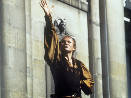 Klaus Maria Brandauer als Jedermann in dem gleichnamigen Theaterstück von Hugo von Hofmannsthal bei den Salzburger Festspielen 1983.