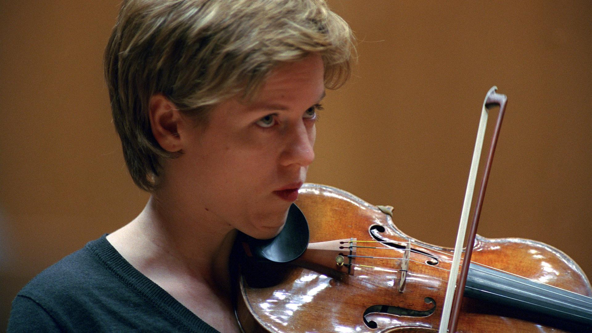 Die deutsche Geigerin Isabelle Faust spielt während eines Konzerts des Rundfunk-Sinfonieorchesters in Saarbrücken die 100 Jahre alte Stradivari-Geige "Dornröschen". Die deutsche Geigerin Isabelle Faust spielt während eines Konzerts des Rundfunk-Sinfonieorchesters in Saarbrücken die 100 Jahre alte Stradivari-Geige "Dornröschen".