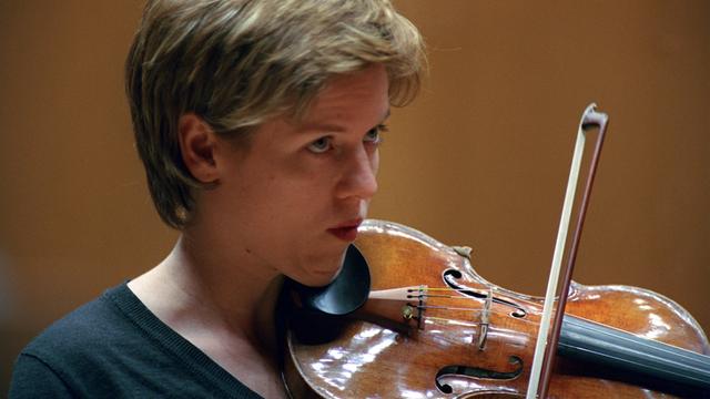 Die deutsche Geigerin Isabelle Faust spielt während eines Konzerts des Rundfunk-Sinfonieorchesters in Saarbrücken die 100 Jahre alte Stradivari-Geige "Dornröschen".