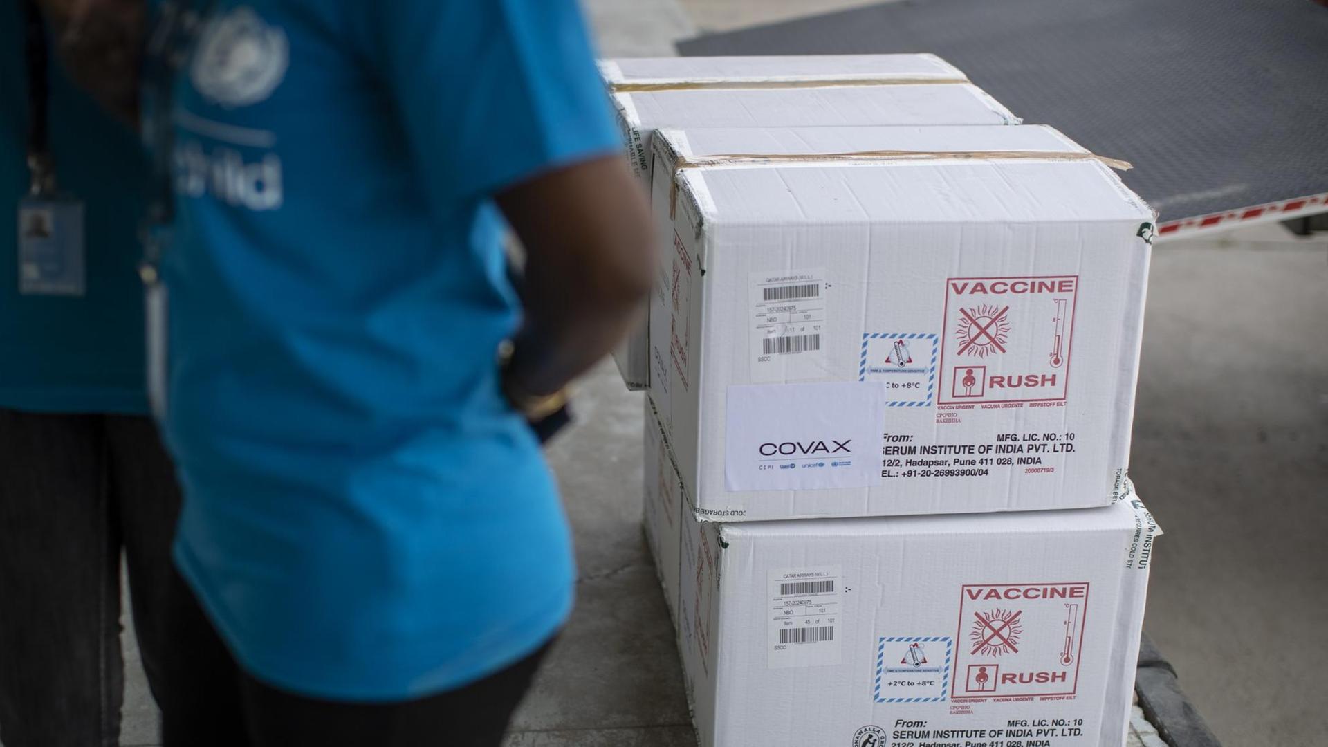 Leere Transportboxen des Astrazeneca-Impfstoffes stehen am 4. März 2021 in Kitengela in Kenya in einer Covax-Einrichtung auf dem Boden. Leere Transportboxen des Astrazeneca-Impfstoffes stehen am 4. März 2021 in Kitengela in Kenya in einer Covax-Einrichtung auf dem Boden.