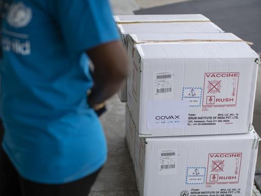 Leere Transportboxen des Astrazeneca-Impfstoffes stehen am 4. März 2021 in Kitengela in Kenya in einer Covax-Einrichtung auf dem Boden.