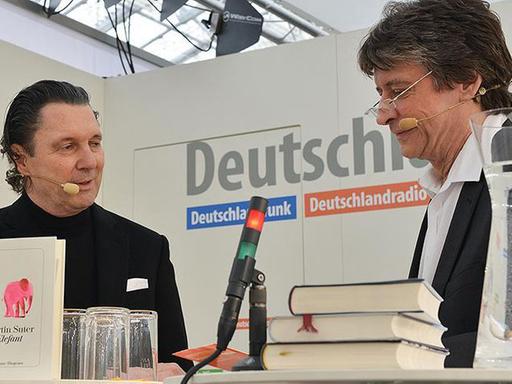 "Lesart" live auf der Leipziger Buchmesse 2017: Der Schriftsteller Martin Suter im Gespräch mit Moderator Joachim Scholl