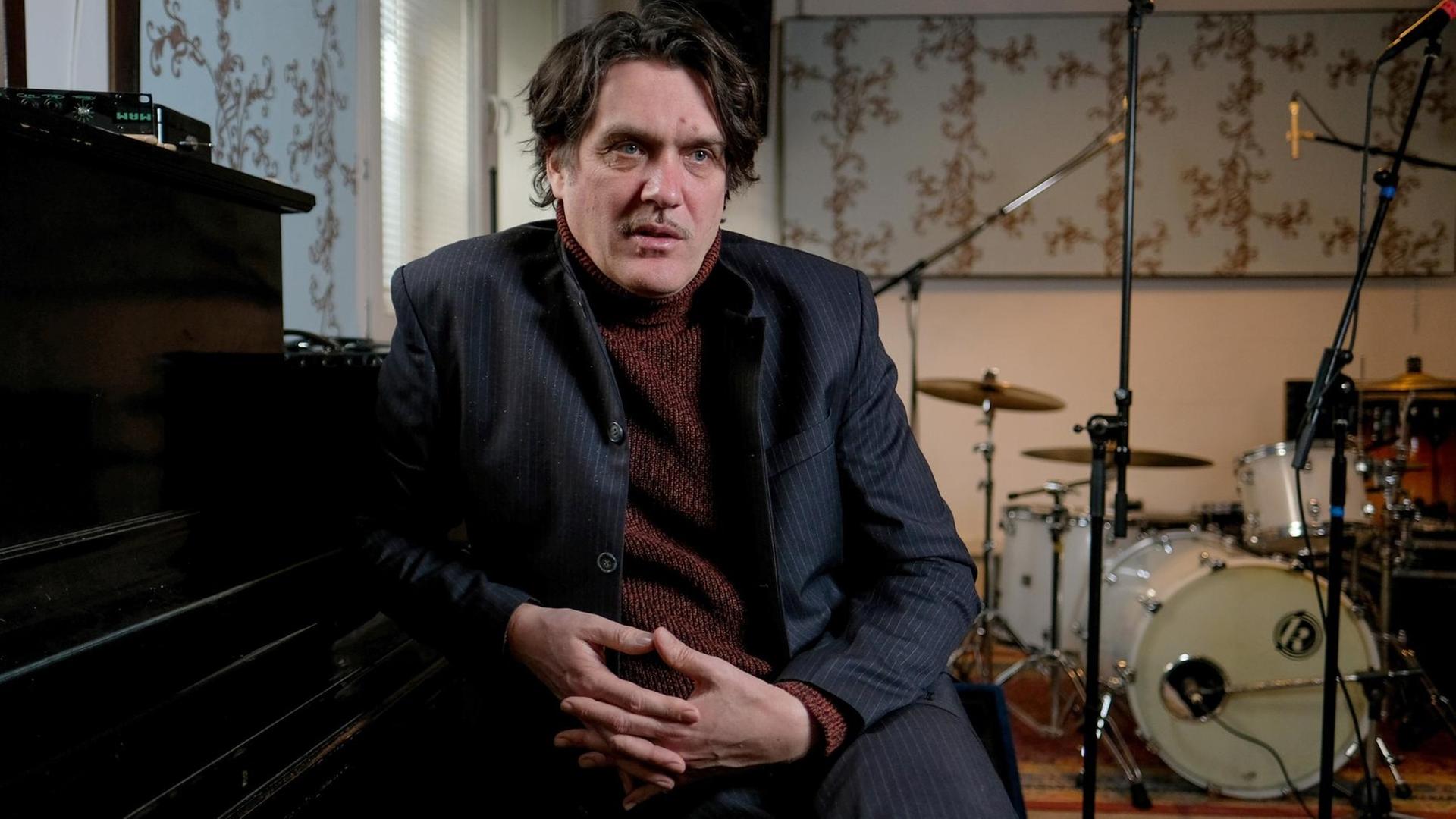 Frank Spilker, Gitarrist und Sänger der Band "Die Sterne" in Hamburg im Proberaum der Band Frank Spilker, Gitarrist und Sänger der Band "Die Sterne" in Hamburg im Proberaum der Band
