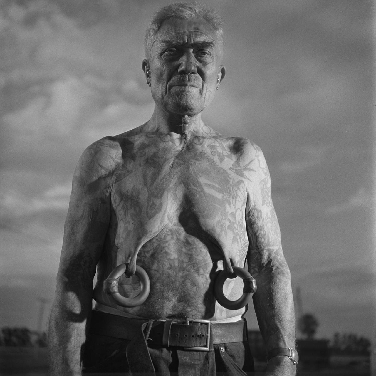Das Foto von Stanley Kubrick zeigt einen Zirkusartisten in New York mit schweren Eisenringen an seinen Brustwarzen