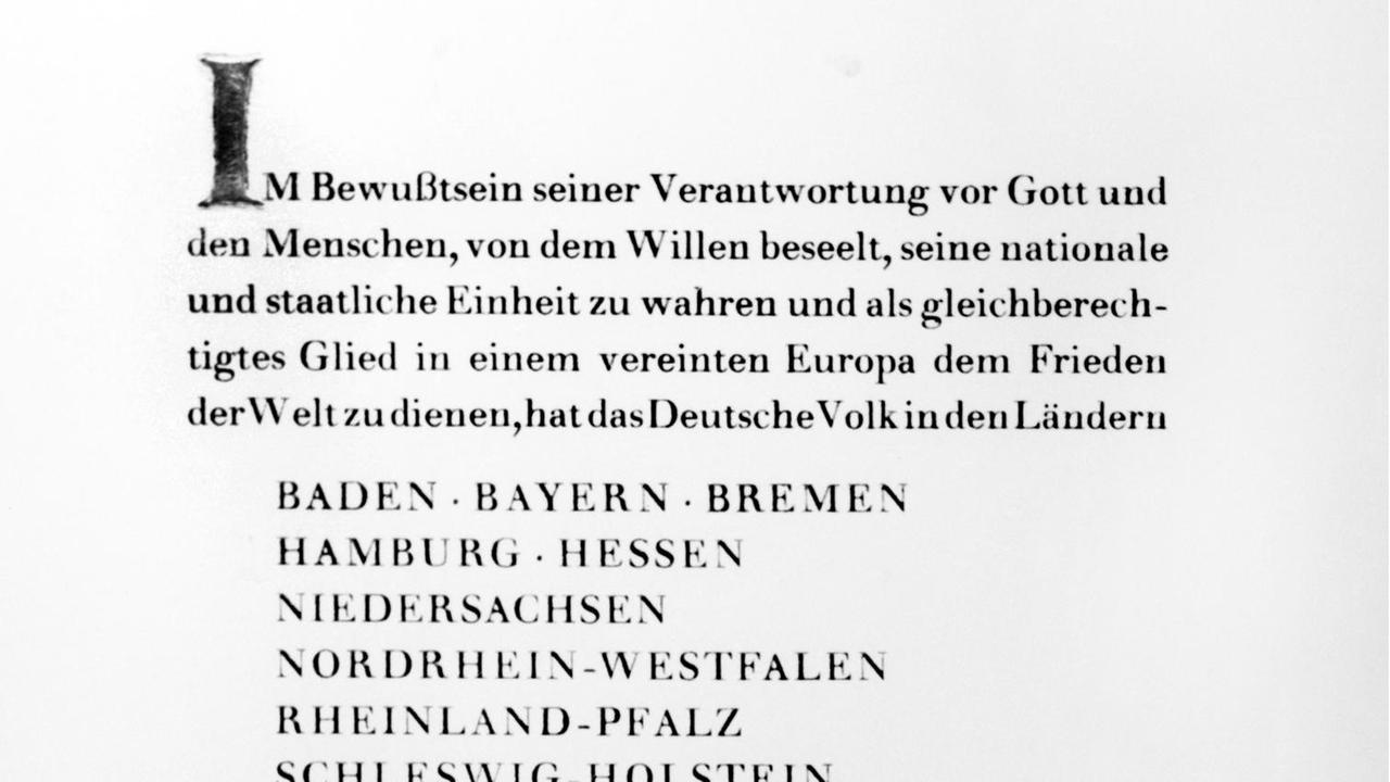 Nach der dritten und letzten Lesung wurde am 8. Mai 1949 vom Parlamentarischen Rat in Bonn das westdeutsche Grundgesetz mit den Stimmen der CDU, SPD und FDP gegen die Stimmen der KPD, des Zentrums, der Deutschen Partei sowie sechs der acht Abgeordneten der bayerischen CSU angenommen und am 23. Mai 1949 unterzeichnet.