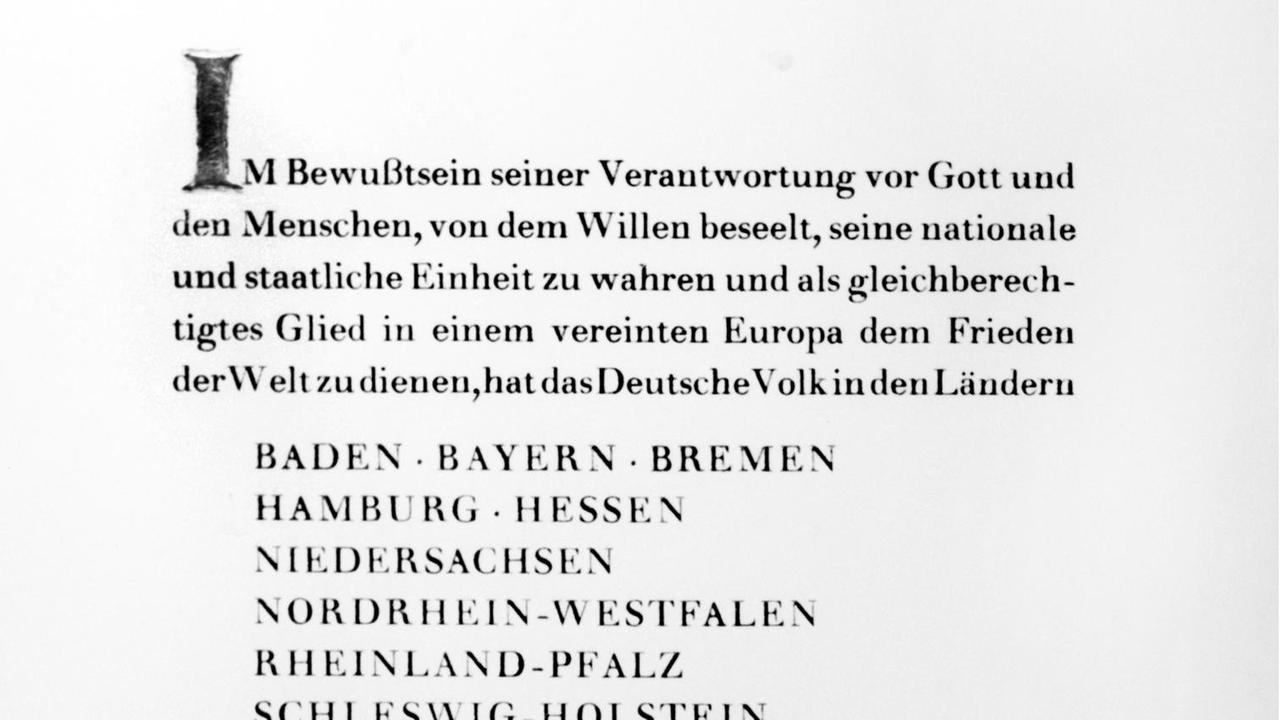 Nach der dritten und letzten Lesung wurde am 8. Mai 1949 vom Parlamentarischen Rat in Bonn das westdeutsche Grundgesetz mit den Stimmen der CDU, SPD und FDP gegen die Stimmen der KPD, des Zentrums, der Deutschen Partei sowie sechs der acht Abgeordneten der bayerischen CSU angenommen und am 23. Mai 1949 unterzeichnet. Nach der dritten und letzten Lesung wurde am 8. Mai 1949 vom Parlamentarischen Rat in Bonn das westdeutsche Grundgesetz mit den Stimmen der CDU, SPD und FDP gegen die Stimmen der KPD, des Zentrums, der Deutschen Partei sowie sechs der acht Abgeordneten der bayerischen CSU angenommen und am 23. Mai 1949 unterzeichnet.