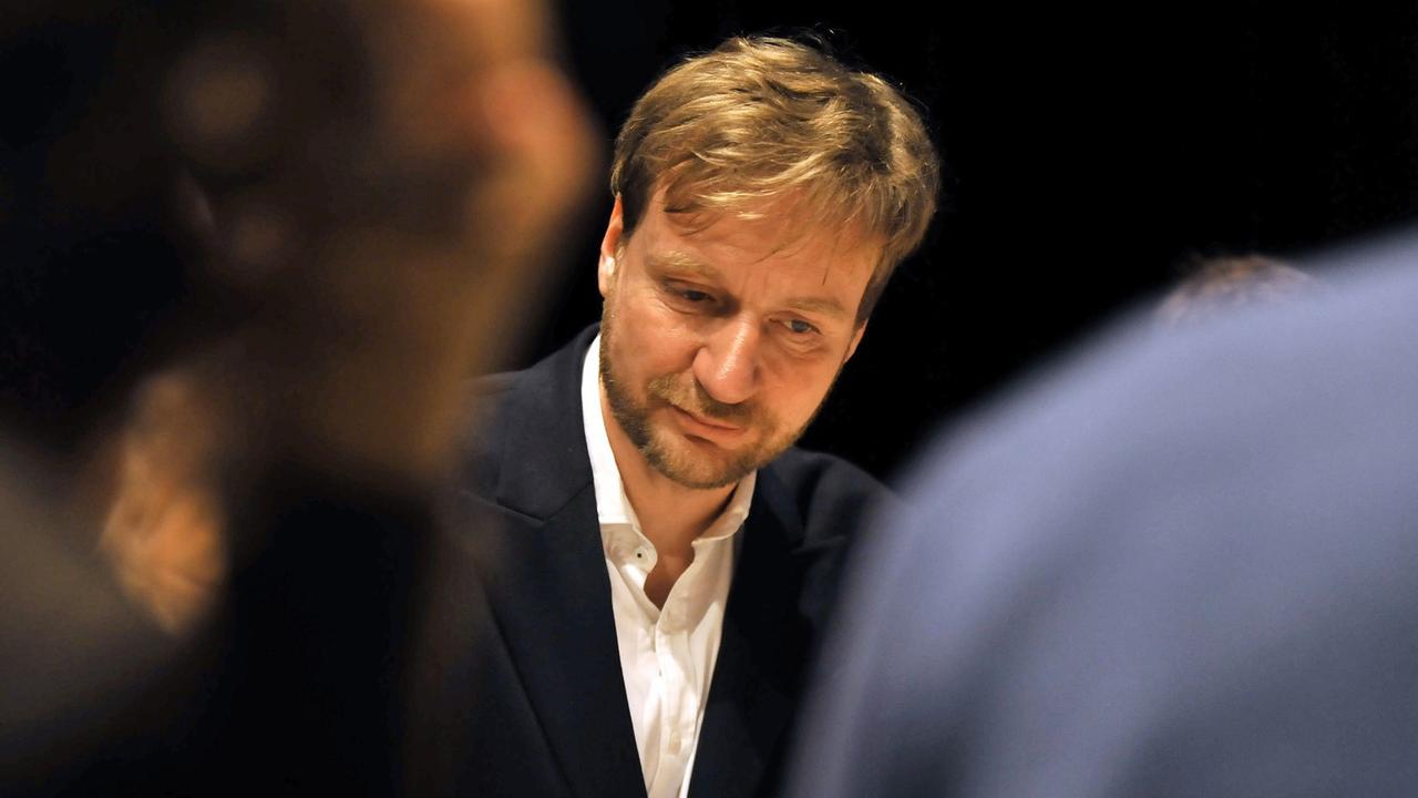 Berlins Kulturstaatssekretär Tim Renner verfolgt am 18.02.2015 in Berlin die Veranstaltung "Wie kann Olympia zu einer positiven Stadtentwicklung beitragen?" Die Senatskanzlei «Kulturelle Angelegenheiten» hatte zu der Veranstaltung geladen. Berlins Kulturstaatssekretär Tim Renner verfolgt am 18.02.2015 in Berlin die Veranstaltung "Wie kann Olympia zu einer positiven Stadtentwicklung beitragen?" Die Senatskanzlei «Kulturelle Angelegenheiten» hatte zu der Veranstaltung geladen.