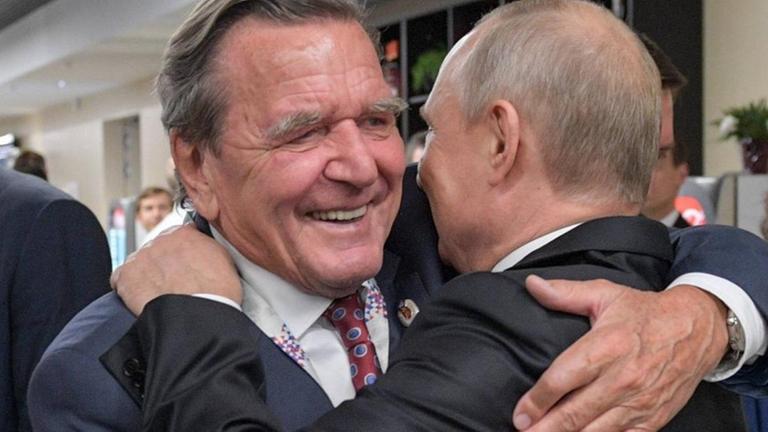 Russlands Präsident Wladimir Putin und Altkanzler Gerhard Schröder umarmen sich bei der Eröffnung der Fußballweltmeisterschaft 2018 Russlands Präsident Wladimir Putin und Altkanzler Gerhard Schröder umarmen sich bei der Eröffnung der Fußballweltmeisterschaft 2018