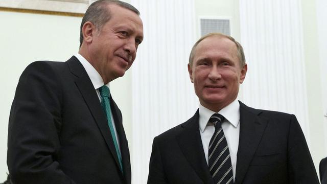 Putin und Erdogan schütteln sich die Hände während eines Treffens in Moskau