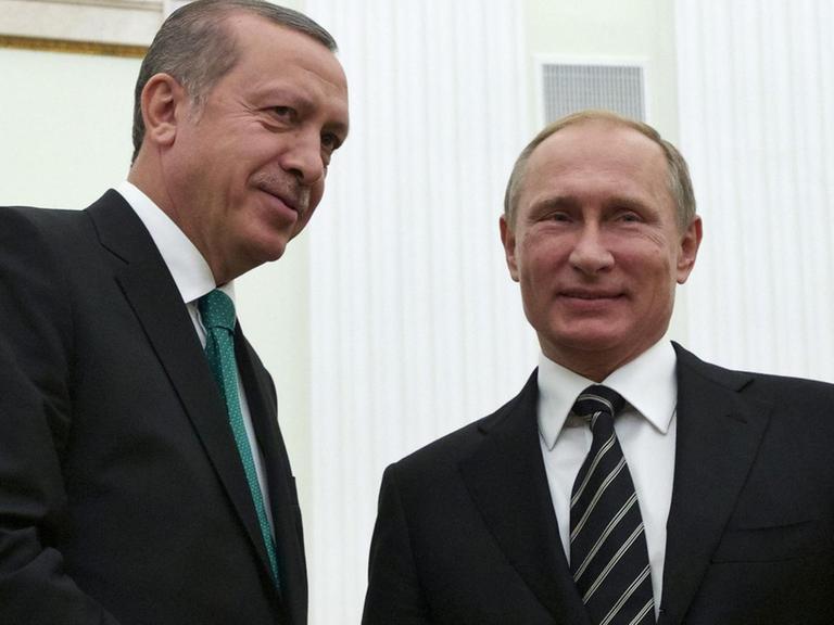 Putin und Erdogan schütteln sich die Hände während eines Treffens in Moskau