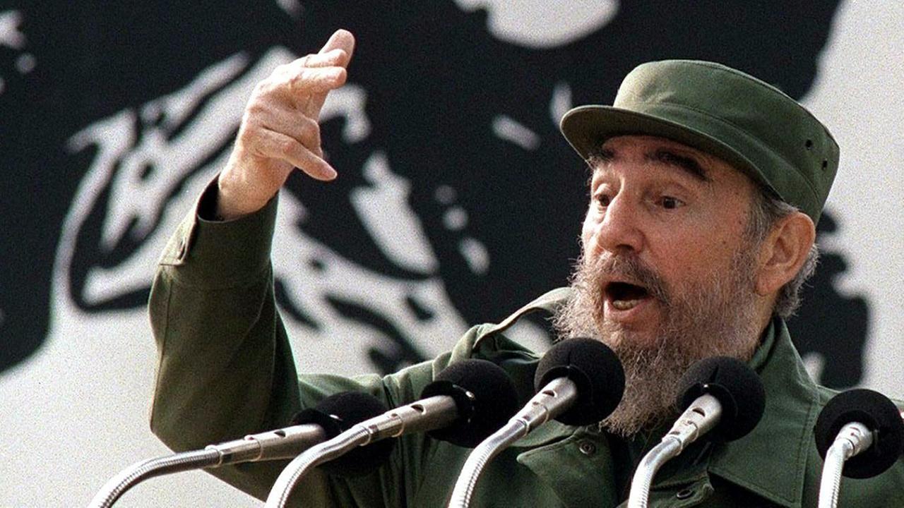 Der damalige kubanische Staats- und Parteichef Fidel Castro spricht in Havanna, Kuba, vor einem Bild des Revolutionärs Ernesto "Che" Guevara (Archivfoto vom 01.09.1998)