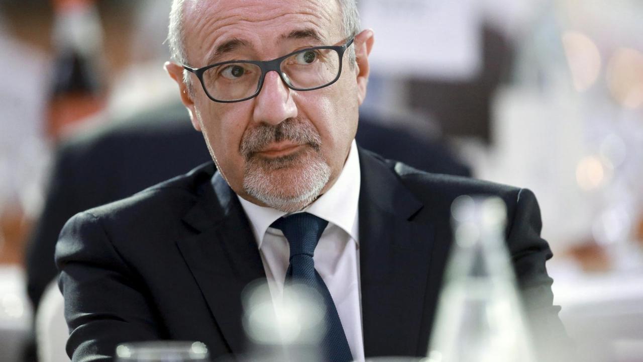 Francis Kalifat im Proträt, im ordergrund ein verschwommer Flaschenhals. Francis Kalifat im Proträt, im ordergrund ein verschwommer Flaschenhals.