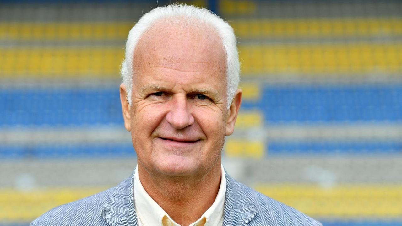 Stange steht in Jena (Thüringen) auf dem Rasen des Ernst-Abbe-Sportfelds. Stange steht in Jena (Thüringen) auf dem Rasen des Ernst-Abbe-Sportfelds.