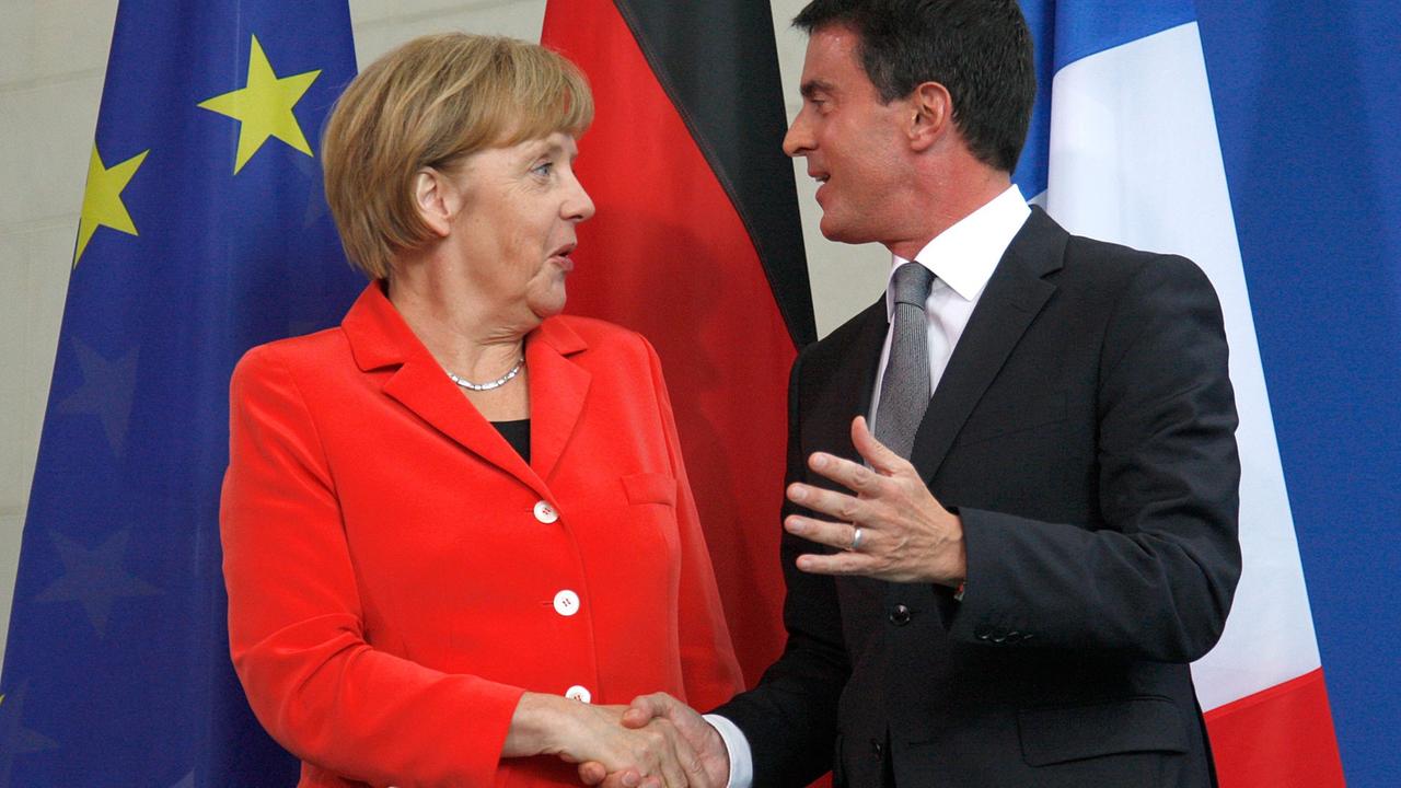 Frankreichs Premierminister Manuel Valls (r.) und Bundeskanzlerin Angela Merkel schütteln die Hände nach einer gemeinsamen Pressekonferenz in Berlin am 22.09.2014.