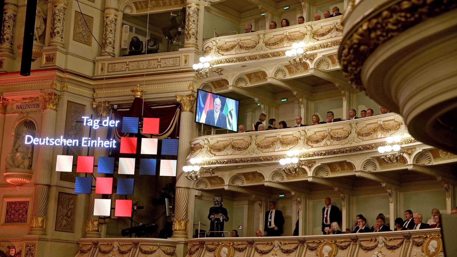 Bundestagspräsident Norbert Lammert (CDU) spricht am 03.10.2016 während des Festaktes zu den Feierlichkeiten zum Tag der Deutschen Einheit in der Semperoper in Dresden (Sachsen). Bundestagspräsident Norbert Lammert (CDU) spricht am 03.10.2016 während des Festaktes zu den Feierlichkeiten zum Tag der Deutschen Einheit in der Semperoper in Dresden (Sachsen).