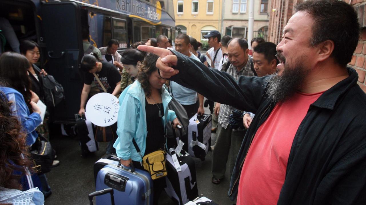 Der chinesische Künstler Ai Weiwei (r) auf der documenta 12 in Kassel den Darstellern seiner Installation "Fairytale" den Weg zu ihren Schlafräumen. Der chinesische Künstler Ai Weiwei (r) auf der documenta 12 in Kassel den Darstellern seiner Installation "Fairytale" den Weg zu ihren Schlafräumen.