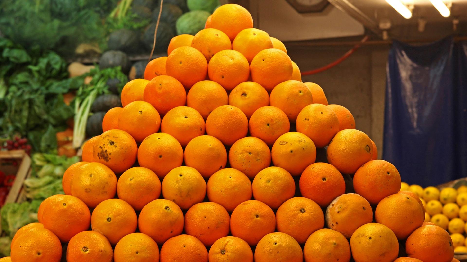 Ein Stapel Orangen