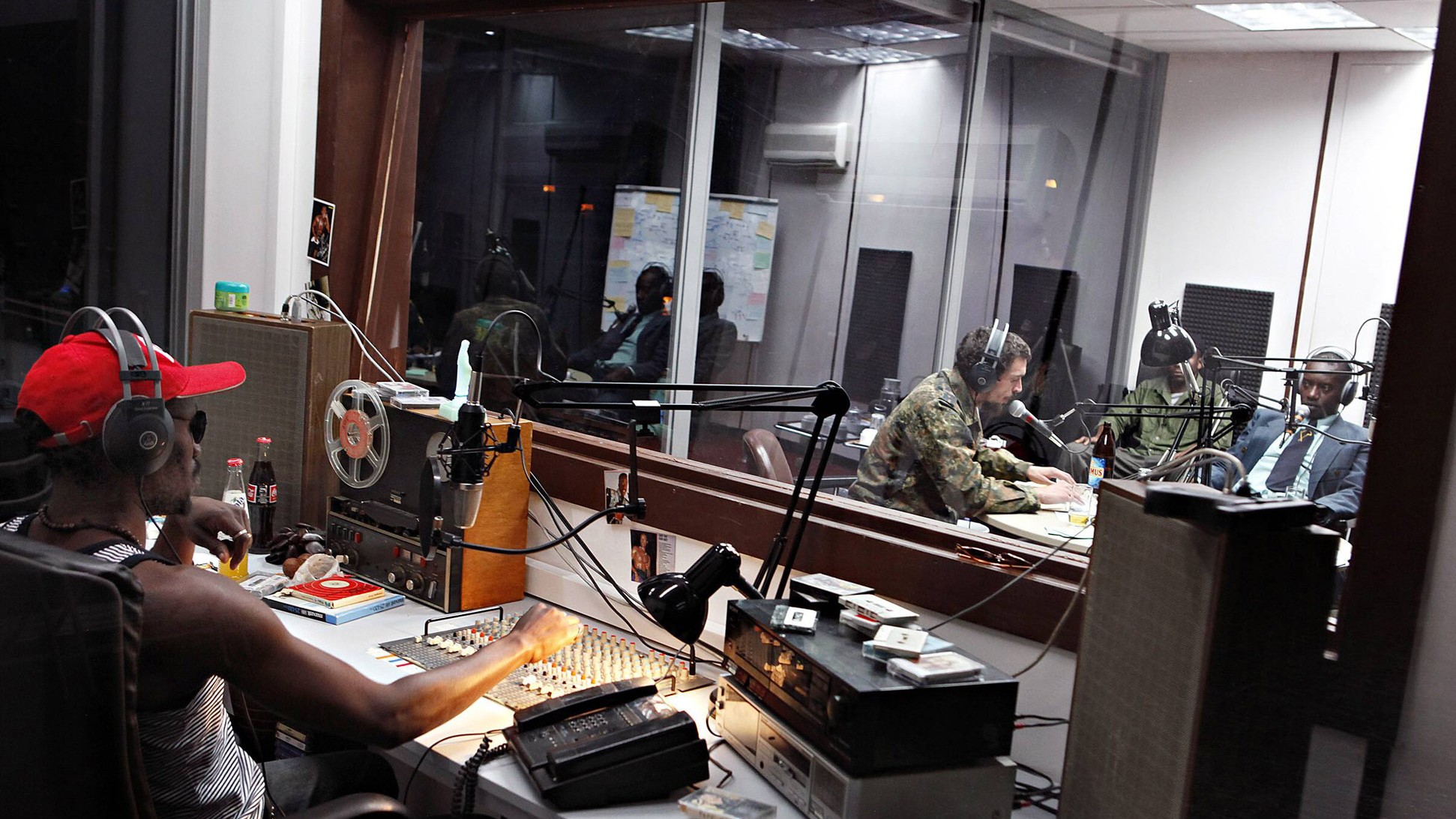 30.11.2011 Hebbel am Ufer Berlin, HATE RADIO (von Milo Rau), Regie: Milo Rau, Buehne und Kostueme: Anton Lukas, Koproduktion des IIPM Berlin/Zuerich