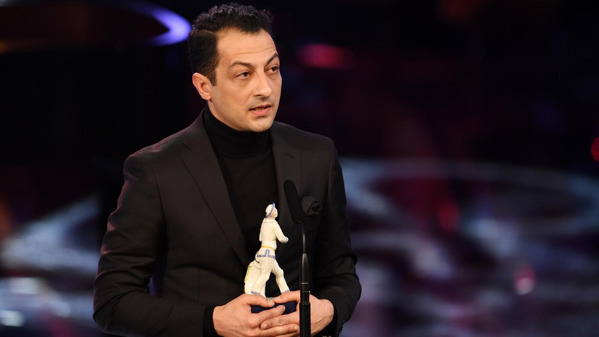 Der Komponist Arash Safaian erhält bei der Verleihung des Bayerischen Filmpreises im Prinzregententheater seine Auszeichnung in Form des "Pierrot". Der Komponist Arash Safaian erhält bei der Verleihung des Bayerischen Filmpreises im Prinzregententheater seine Auszeichnung in Form des "Pierrot".