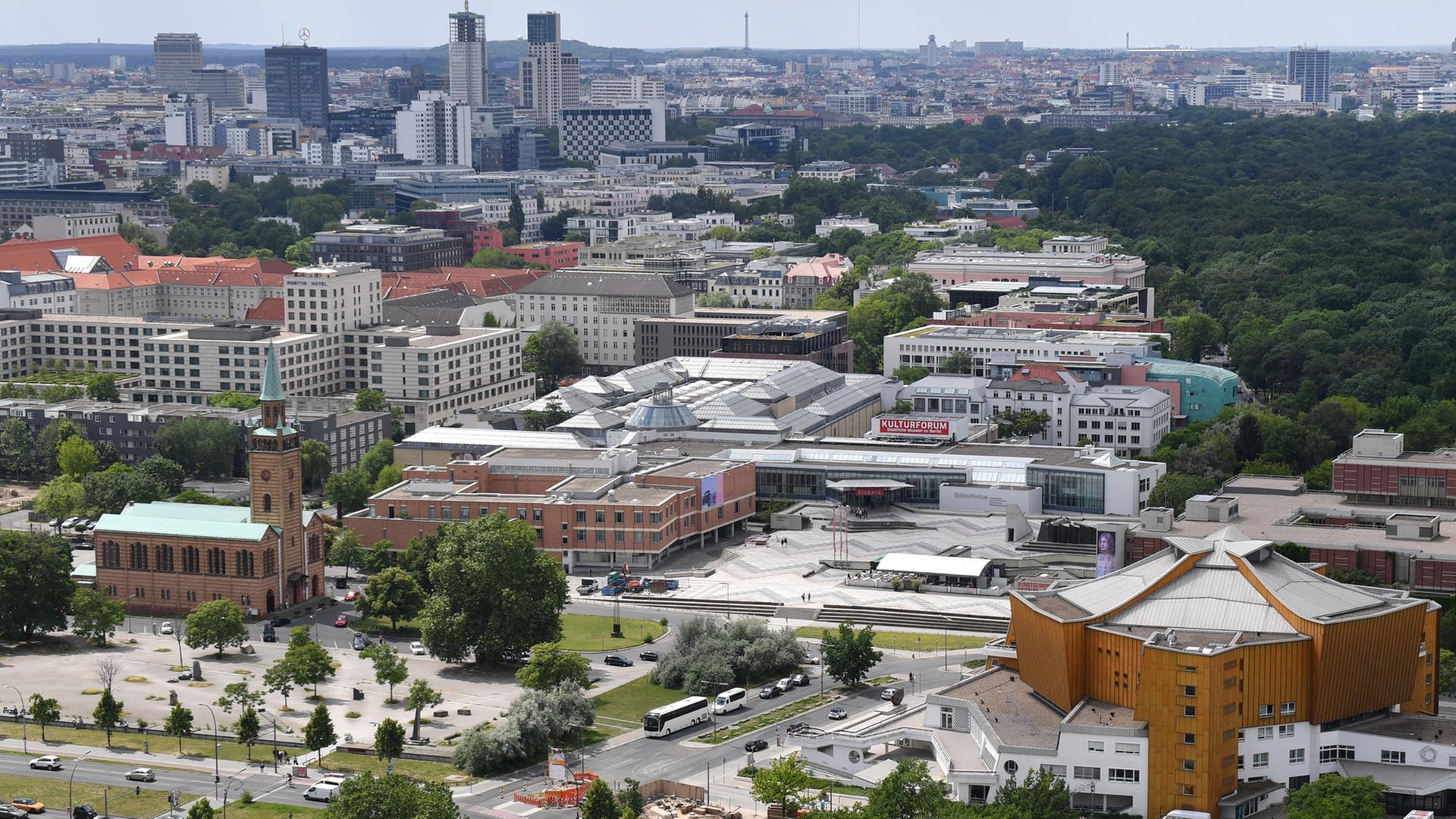 Blick über den Potsdamer Platz mit dem Kulturforum in Richtung City West am 10.06.2016 in Berlin. Blick über den Potsdamer Platz mit dem Kulturforum in Richtung City West am 10.06.2016 in Berlin.