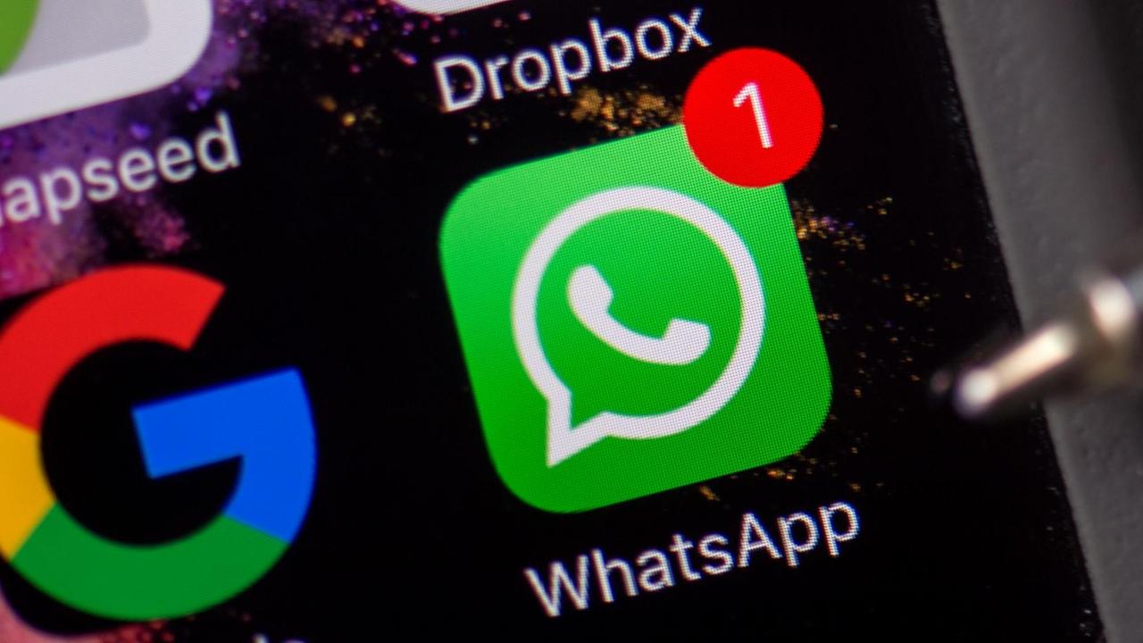 Sie sehen den Bildschirm eines Mobiltelefons, darauf die Logos von WhatsApp, Google, Snapseed und Dropbox. Sie sehen den Bildschirm eines Mobiltelefons, darauf die Logos von WhatsApp, Google, Snapseed und Dropbox.