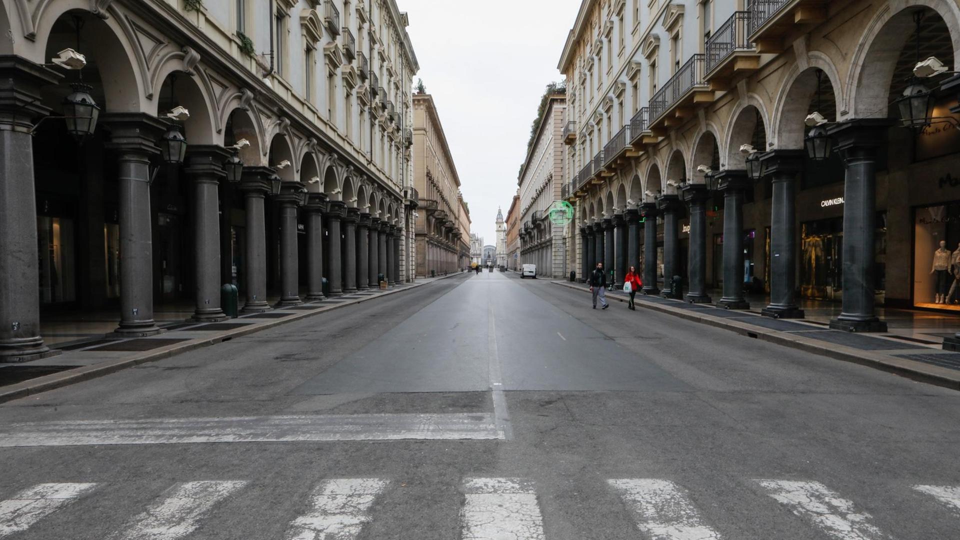 Das Foto zeigt die Via Roma, die wichtigste Fußgängerzone im Zentrum von Turin, die menschenleer ist. Grund ist das Coronavirus.