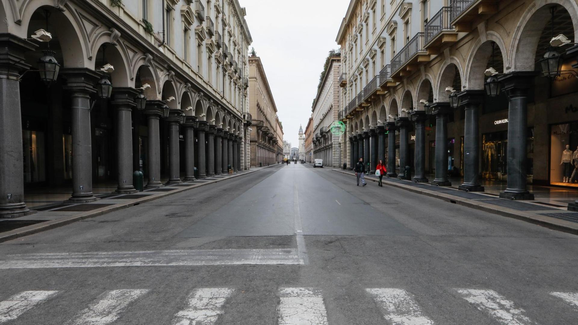 Das Foto zeigt die Via Roma, die wichtigste Fußgängerzone im Zentrum von Turin, die menschenleer ist. Grund ist das Coronavirus Das Foto zeigt die Via Roma, die wichtigste Fußgängerzone im Zentrum von Turin, die menschenleer ist. Grund ist das Coronavirus