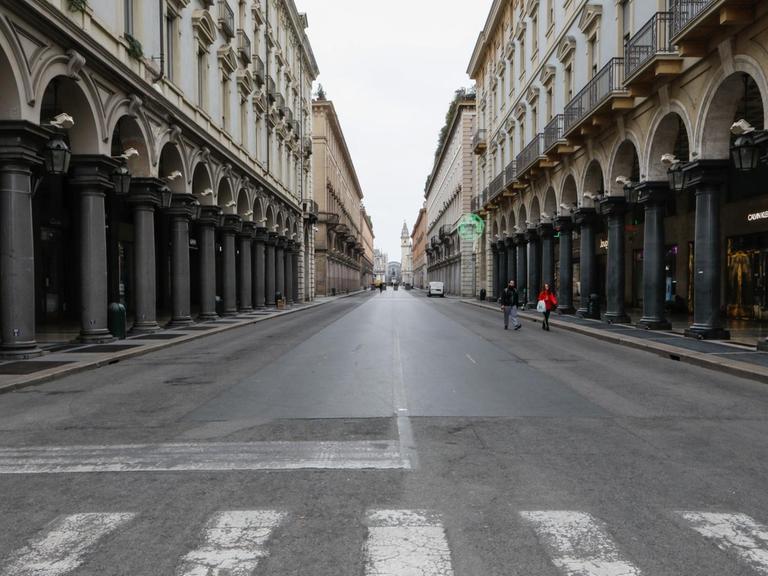Das Foto zeigt die Via Roma, die wichtigste Fußgängerzone im Zentrum von Turin, die menschenleer ist. Grund ist das Coronavirus.