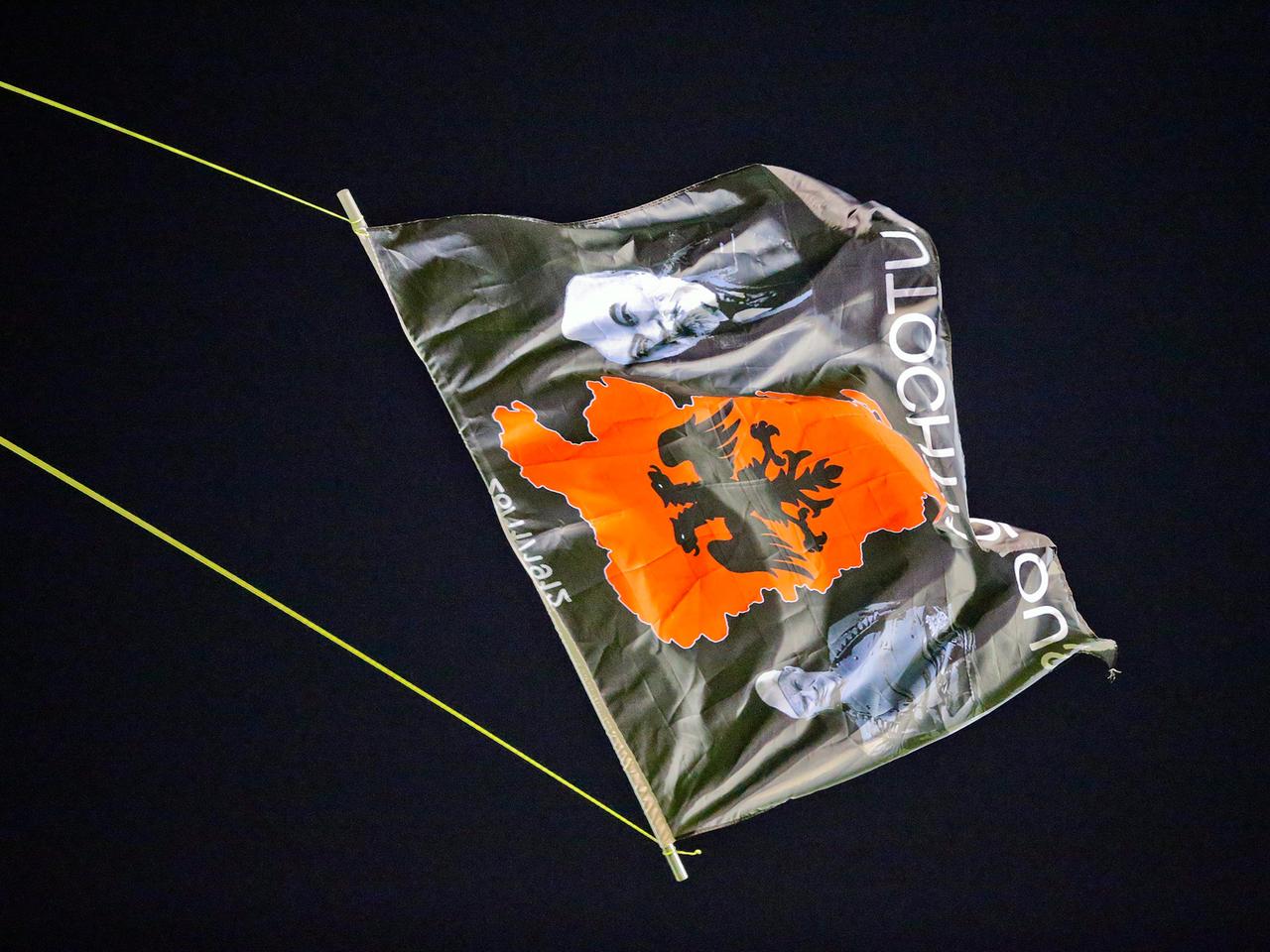 Eine Flagge mit einer Abbildung von Großalbanien wird von einer Drohne ins Belgrader Stadion geflogen. Eine Flagge mit einer Abbildung von Großalbanien wird von einer Drohne ins Belgrader Stadion geflogen.