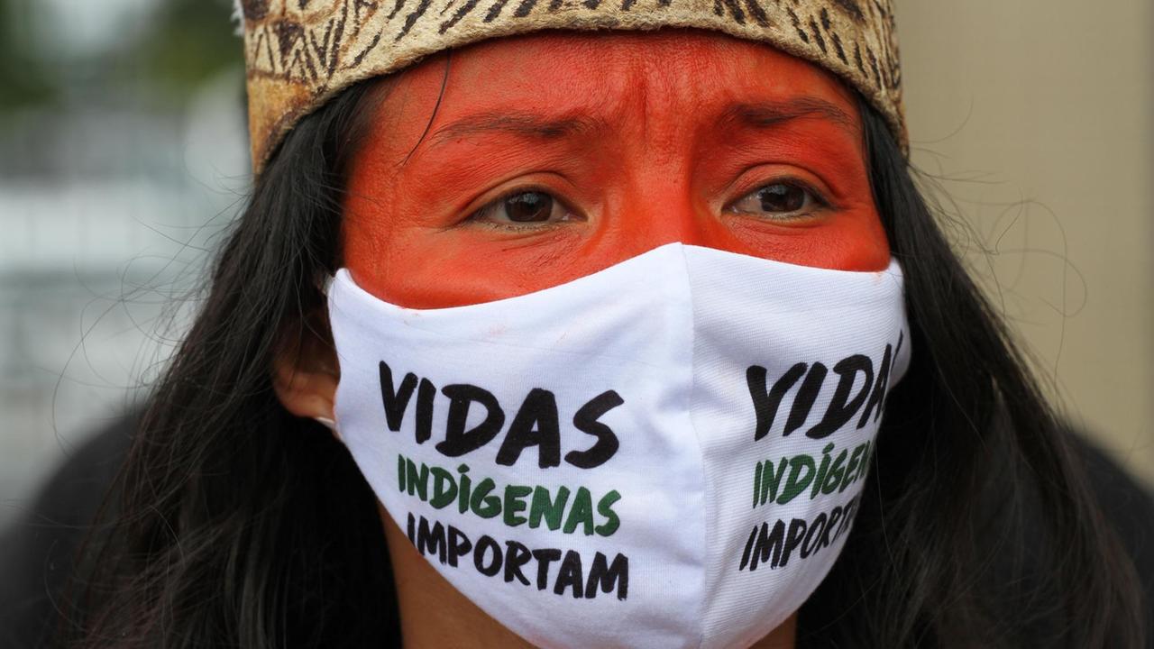 Brasilien, Manaus: "Indigenes Leben ist wichtig", steht auf der Mundschutzmaske einer indigenen Demonstrantin auf einem Protest vor dem Delphina Azziz Krankenhaus. Brasilien, Manaus: "Indigenes Leben ist wichtig", steht auf der Mundschutzmaske einer indigenen Demonstrantin auf einem Protest vor dem Delphina Azziz Krankenhaus.