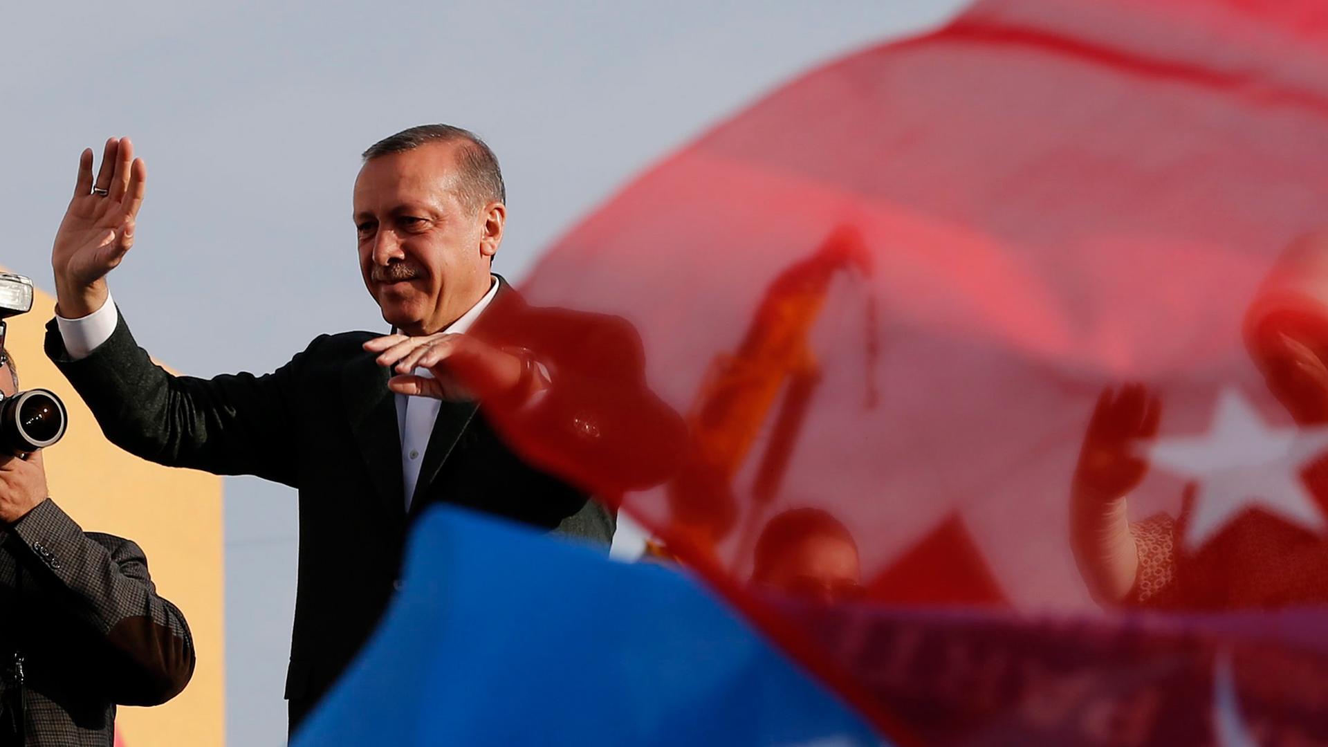 Der türkische Ministerpräsident Recep Tayyip Erdogan winkend bei Wahlkampf. Der türkische Ministerpräsident Recep Tayyip Erdogan winkend bei Wahlkampf.