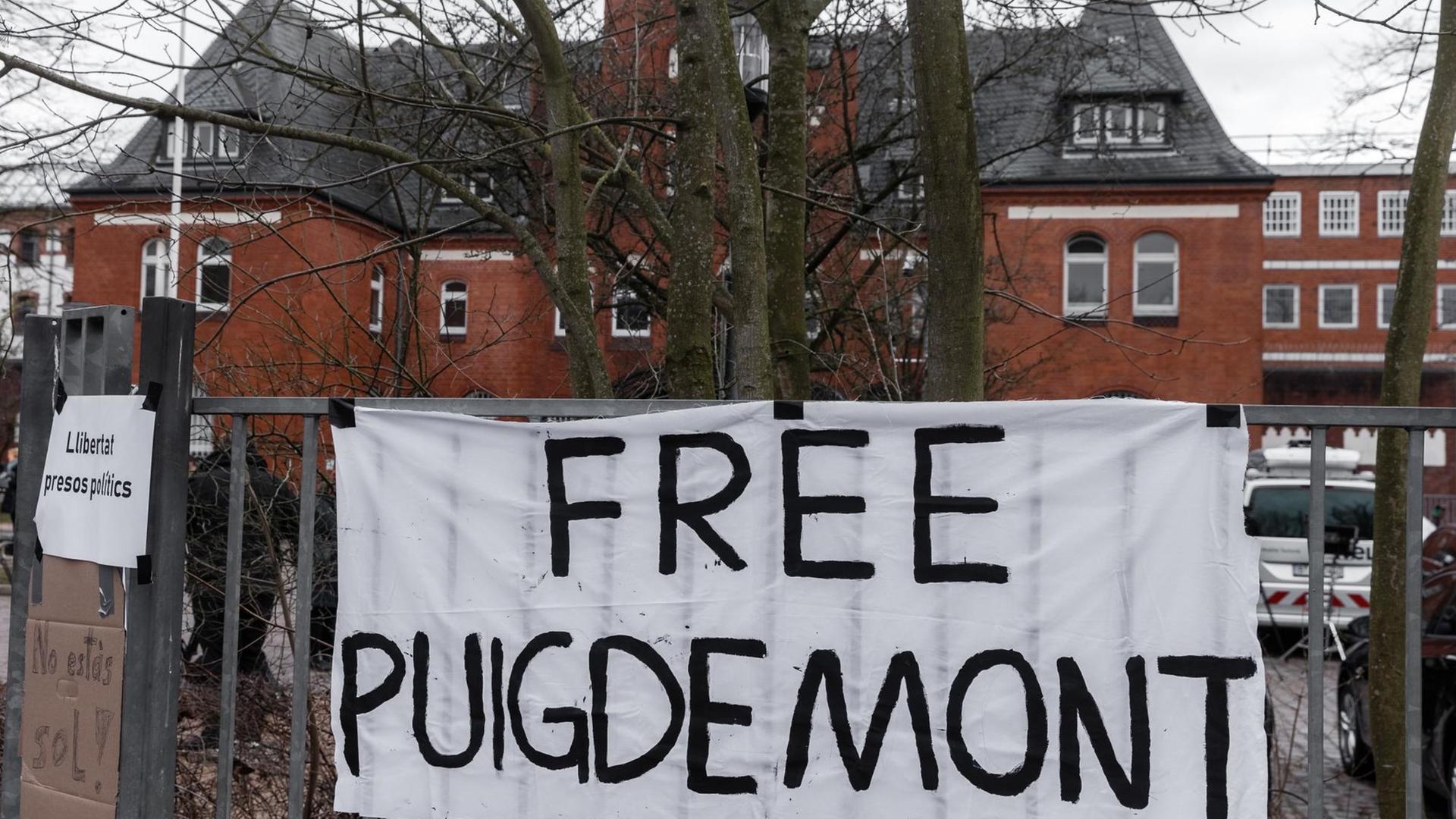 Ein Transparent mit der Aufschrift "Free Puigdemont" hängt am Zaun der Justizvollzugsanstalt in Neumünster in Schleswig-Holstein, in die der ehemalige katalanische Regionalpräsident Carles Puigdemont nach seiner Festnahme gebracht wurde Ein Transparent mit der Aufschrift "Free Puigdemont" hängt am Zaun der Justizvollzugsanstalt in Neumünster in Schleswig-Holstein, in die der ehemalige katalanische Regionalpräsident Carles Puigdemont nach seiner Festnahme gebracht wurde