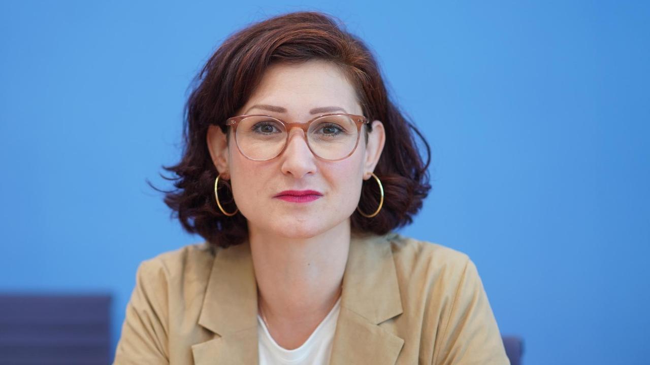 Ferda Ataman von den Neue deutsche Medienmacher*innen schaut mit Brille...</p>

                        <a href=