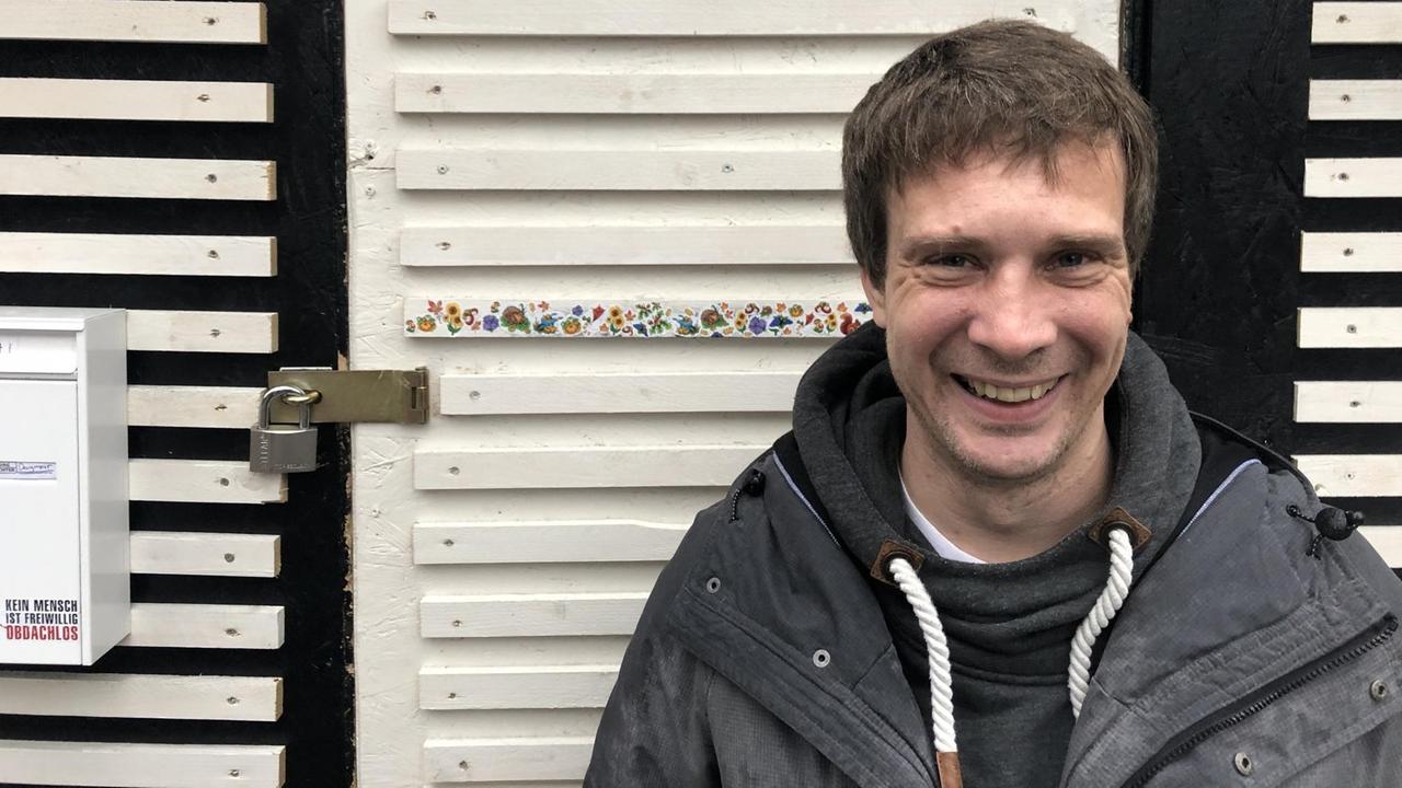 Sven Lüdecke vor einem "Little Home" Sven Lüdecke vor einem "Little Home"