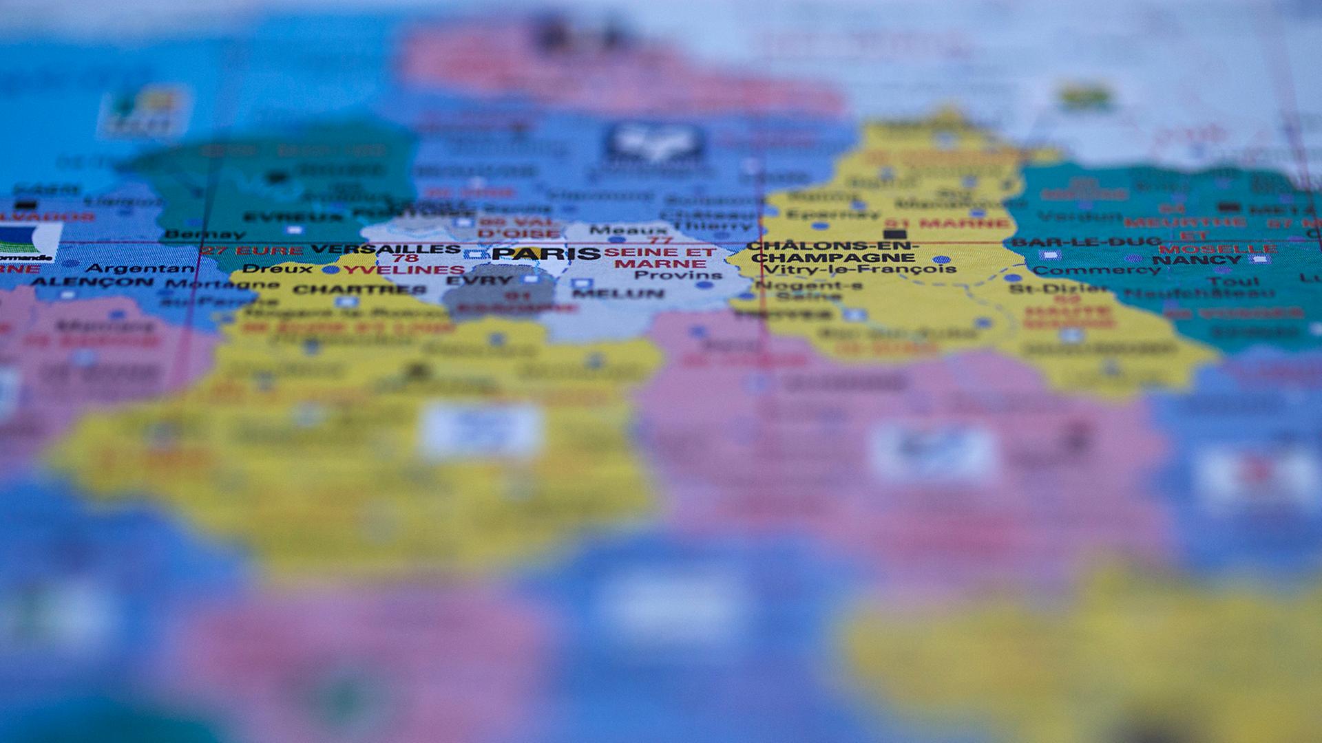 Eine französische Landkarte mit dem Fokus auf die Region Paris. Eine französische Landkarte mit dem Fokus auf die Region Paris.