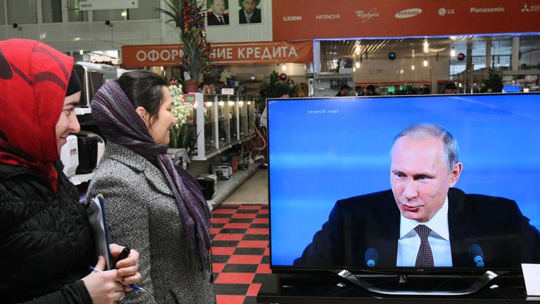 Putin während seiner vierstündigen Jahrespressekonferenz Putin während seiner vierstündigen Jahrespressekonferenz