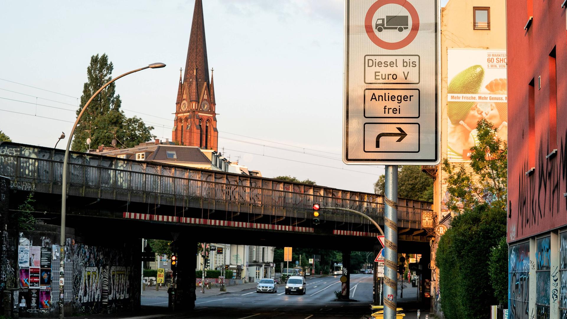 Dieselfahrverbotsschild an der Hamburger Max-Brauer-Allee Dieselfahrverbotsschild an der Hamburger Max-Brauer-Allee