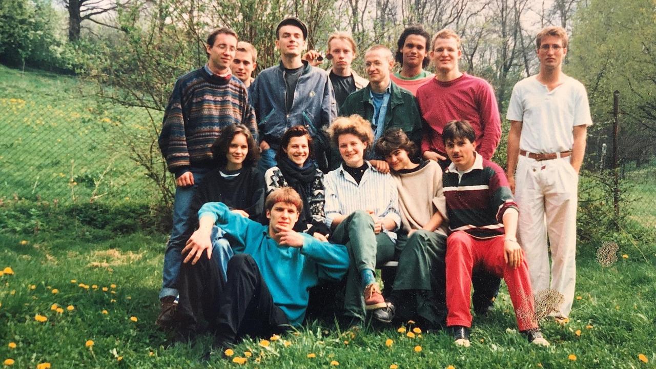 Aufnahme einer Gruppe von Menschen die auf einer Wiese steht. Aufnahme einer Gruppe von Menschen die auf einer Wiese steht.