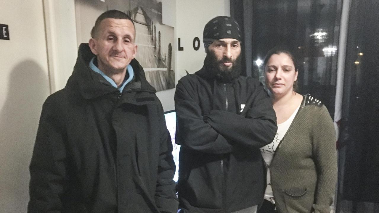 Die Gelbwestendemonstranten Stéphane und Pascal sowie dessen Ehefrau Marylis. Die Gelbwestendemonstranten Stéphane und Pascal sowie dessen Ehefrau Marylis.
