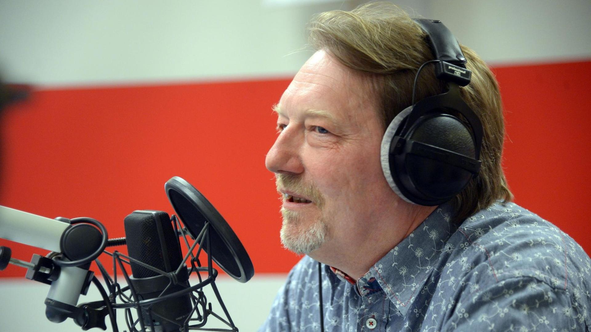Comedian Dietmar Wischmeyer im Studio von Radio ffn in Hannover. Comedian Dietmar Wischmeyer im Studio von Radio ffn in Hannover.